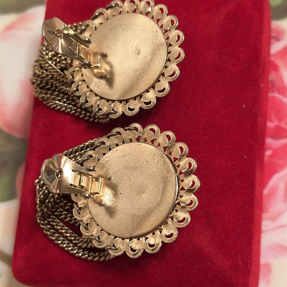 LARGE Gold coin metal vintage clip earrings w/dangling chains 1 1/2” w/3/4” drop - Picture 6 of 6